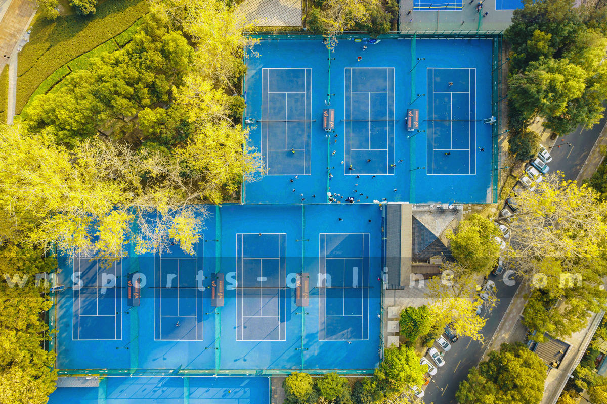低光环境中围绕数据屏幕协作的多名工作人员剪影